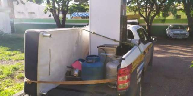 Ap&oacute;s fazer &quot;limpa&quot; em resid&ecirc;ncia, mulher ataca policiais com faca