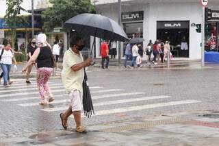 Tempo vira e chuva pega consumidores de surpresa no Centro de Campo Grande