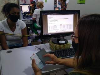 Candidata a emprego durante atendimento na sede da Funtrab. (Foto: Divulgação) 