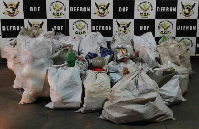 Dupla foge de abordagem, mas acaba presa com ve&iacute;culo carregado com drogas 