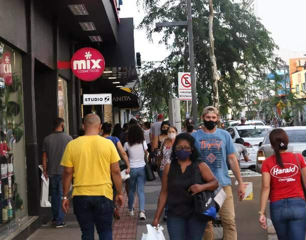 A poucas horas da noite de Natal, consumidores enchem o Centro