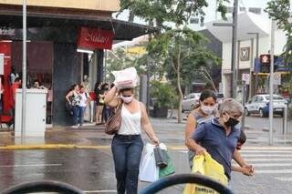 Tempo vira e chuva pega consumidores de surpresa no Centro de Campo Grande