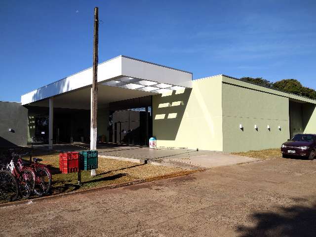 Briga em conveni&ecirc;ncia tem facada e golpes de capacete