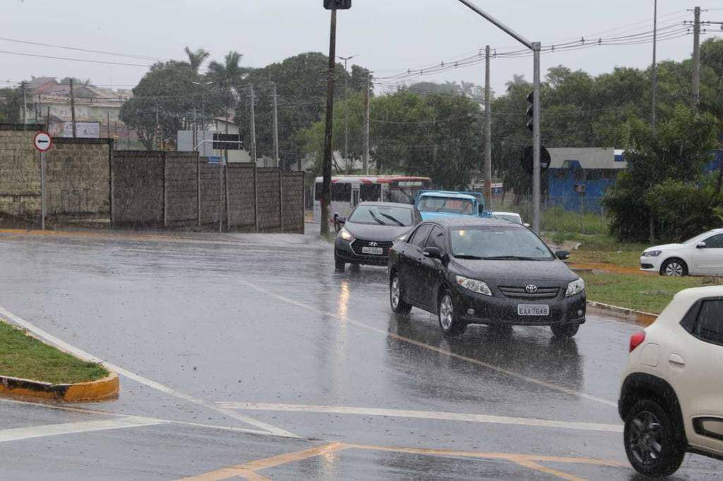 Prefeitura conclui reparos em asfalto de rotatória que cedeu a