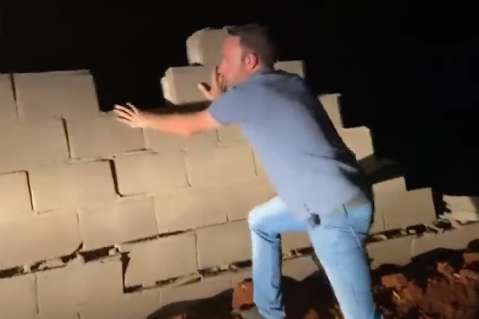 "Chacoalhada" derruba muro e mandato de vereador, cassado por quebra de decoro