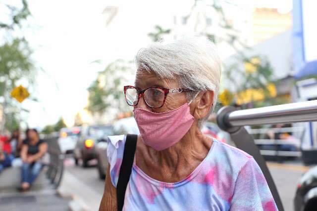 Flor&ecirc;ncia sai de casa pela 1&ordf; vez na pandemia para presentear-se