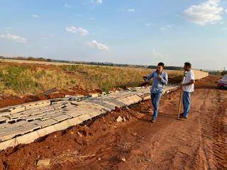 Vereador (camisa branca) no local onde muro teria sido derrubado (Foto/Divulgação)