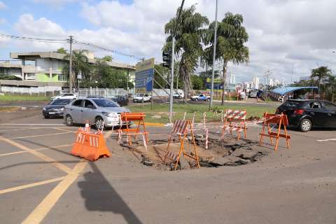 Rotat&oacute;ria tem buraco sinalizado e aguarda obras para refazer asfalto 