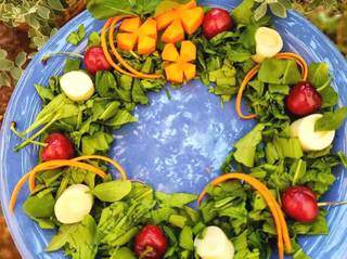 Na salada em formato de guirlanda, o centro do prato pode ter o que você mais quiser – frutas, verduras e até castanhas (Foto: Arquivo Pessoal)