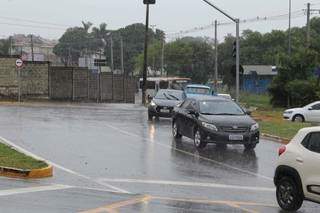 Prefeitura conclui reparos em asfalto de rotat&oacute;ria que cedeu com a chuva 