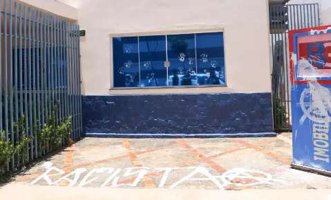 &quot;Racista&quot;, picha grupo na cal&ccedil;ada de imobili&aacute;ria em protesto