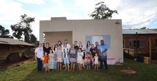 Voluntários reunidos junto à família de Marcela e Dione, os mais novos donos da casa (Foto: Kísie Ainoã)