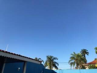 Em Campo Grande, dia amanheceu com céu claro. (Foto: Kerolyn Araújo)