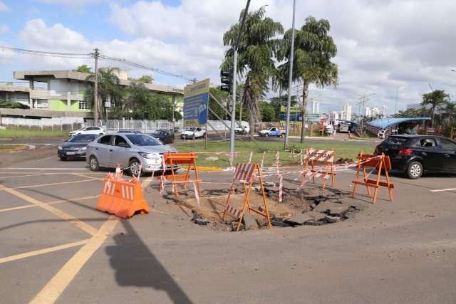 Rotat&oacute;ria tem buraco sinalizado e aguarda obras para refazer asfalto 