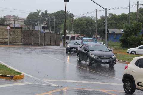 Prefeitura conclui reparos em asfalto de rotat&oacute;ria que cedeu com a chuva 