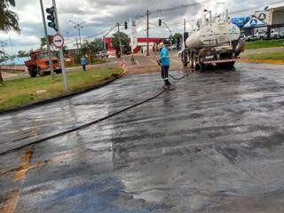 Prefeitura conclui reparos em asfalto de rotat&oacute;ria que cedeu com a chuva 