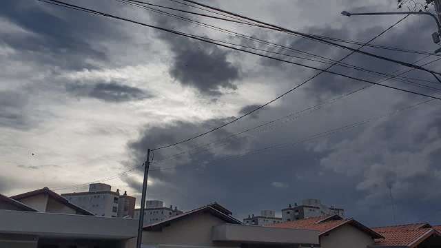 Campo Grande tem chuva passageira e isolada durante a tarde
