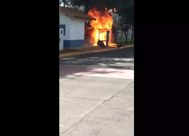 Fogo destr&oacute;i banheiros qu&iacute;micos e parte de quiosque em pra&ccedil;a