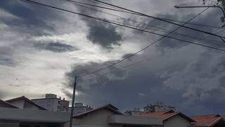 Campo Grande tem chuva passageira e isolada durante a tarde