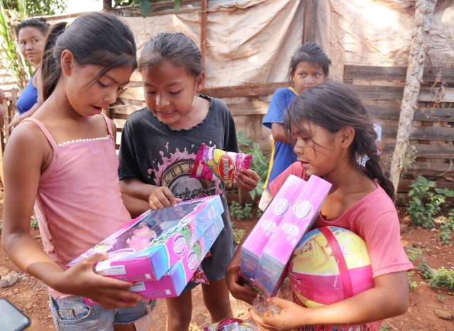 No Natal sem Papai Noel, doa&ccedil;&otilde;es fazem alegria da crian&ccedil;ada em aldeia 