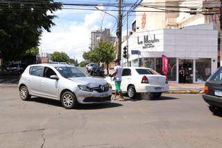 Ve&iacute;culos colidem e motorista diz que &aacute;rvore atrapalhou vis&atilde;o