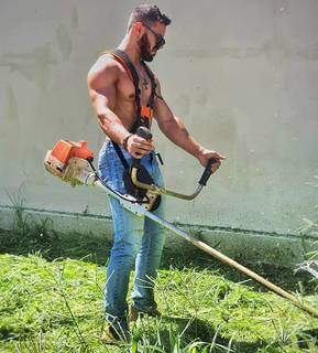Lucas cortando grama e exibindo a aparência musculosa (Foto: Arquivo Pessoal)