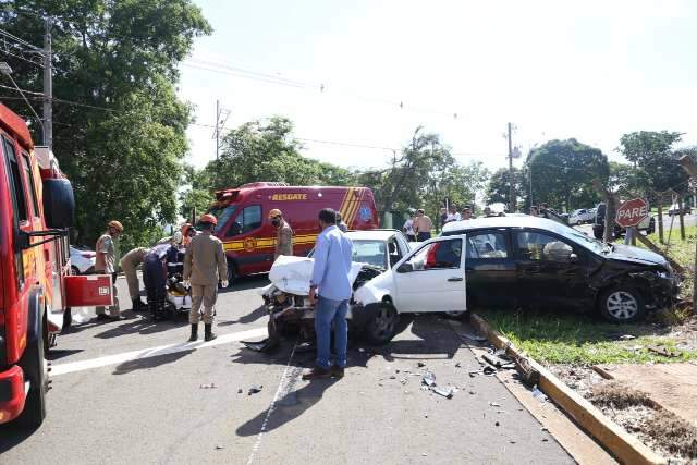 Beb&ecirc; de 9 meses &eacute; socorrido em colis&atilde;o entre dois ve&iacute;culos na Via Parque