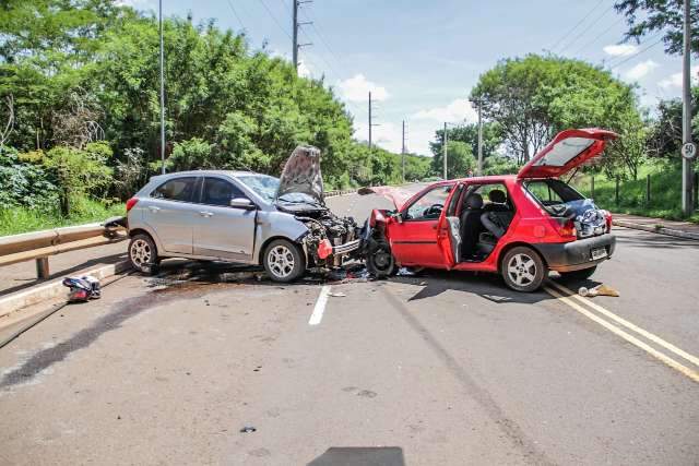 Acidente entre 2 carros e moto deixa 4 feridos e avenida interditada