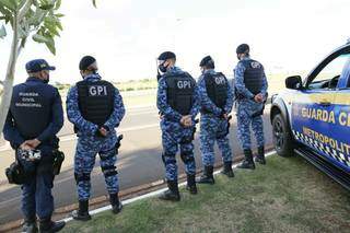 Equipe da Guarda Municipal durante fiscalização (Foto: Paulo Francis) 
