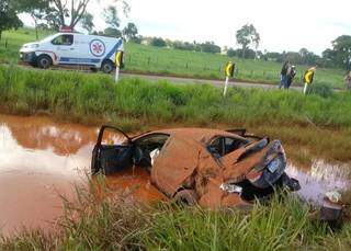 Corretora perde o controle da dire&ccedil;&atilde;o, capota carro e fratura os bra&ccedil;os e pernas