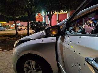 Carro ficou com porta completamente furada por tiros. (Foto: Divulgação/PCMS / Arquivo)