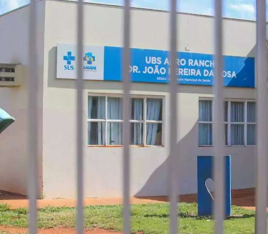 Jovem &eacute; socorrido em estado grave ap&oacute;s ser atingido por 4 tiros