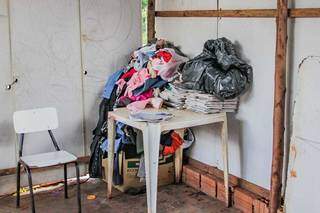 Aqui, algumas doações de roupas (Foto: Silas Lima)