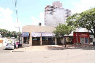 Fumaça saindo de cozinha nos fundos de restaurante na Rua Antônio Maria Coelho (Foto: Kísie Ainoã)