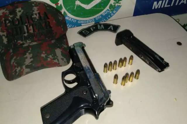 Ap&oacute;s amea&ccedil;ar motorista de &ocirc;nibus, dupla &eacute; presa com pistola semiautom&aacute;tica
