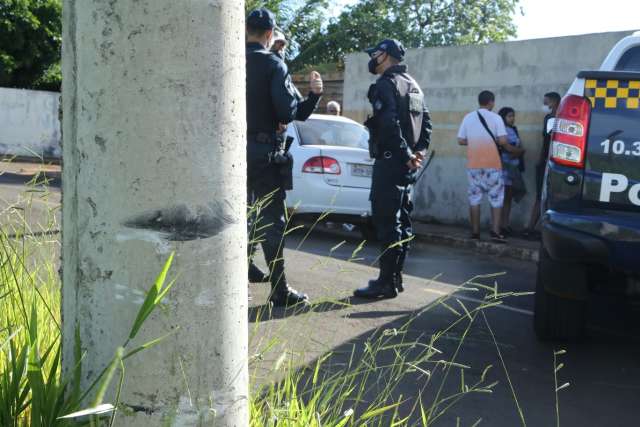 Carro com 7 ocupantes bate contra poste e duas pessoas ficam feridas 