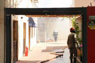 Movimentação nos fundos de restaurante onde incêndio destruiu cozinha independente (Foto: Kísie Ainoã)