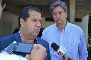 Carlos Lupi dando entrevista em 2013, ao lado de Dagoberto Nogueira, quando o PDT negociava com André Puccinelli (MDB-MS) apoio para as eleições estaduais do ano seguinte (Foto: Campo Grande News/Arquivo)