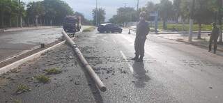 Motorista perde controle da dire&ccedil;&atilde;o, derruba poste e deixa rua interditada
