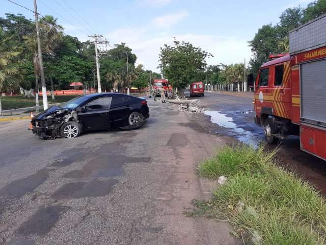 Motorista perde controle da dire&ccedil;&atilde;o, derruba poste e deixa rua interditada