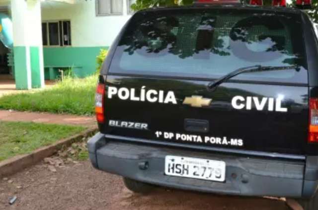 Condutor mata motociclista, foge e deixa grade de ve&iacute;culo para tr&aacute;s