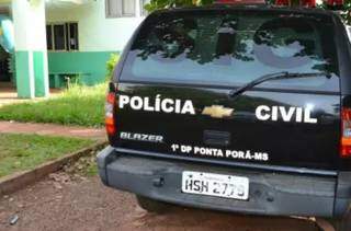 Condutor mata motociclista, foge e deixa grade de ve&iacute;culo para tr&aacute;s