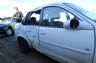 Carro com 7 ocupantes bate contra poste e duas pessoas ficam feridas 