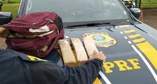 Flagrado em van, jovem &eacute; preso com mala &quot;recheada&quot; de maconha na BR-163