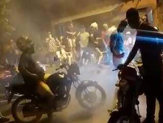 Motociclistas trancam rua para competição de "Radadadan" Motociclistas trancam rua para competição de "Radadadan"