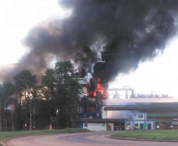 Inc&ecirc;ndio de grandes propor&ccedil;&otilde;es atinge usina &agrave;s margens do Rio Amambai