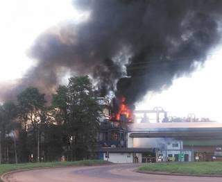 Incêndio de grandes proporções em caldeira de usina, em Naviraí (Foto: Sul News)