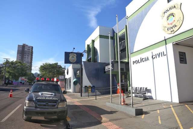 B&ecirc;bado, motorista tenta atropelar guardas durante blitz 