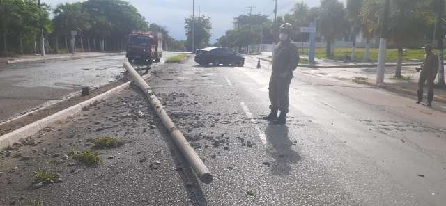 Motorista derruba poste de energia e deixa avenida interditada por duas horas 