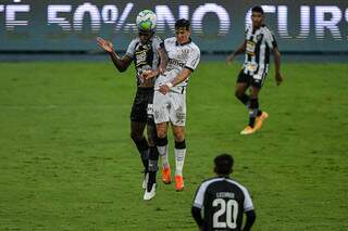 Kanu jogador do Botafogo disputa lance com Matheus Vital jogador do Corinthians durante partida no estádio Engenhão pelo campeonato Brasileiro A 2020. (Foto: Estadão Conteúdo) 